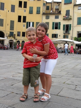 Gabriele e Sara in Piazza dell'Anfiteatro Italy Trip 2009, Lucca, Italy Date: Saturday July 04, 2009