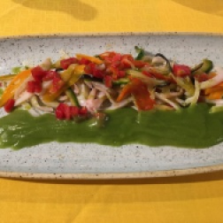 Calamaretti con verdure saltate e salsa al balsilico